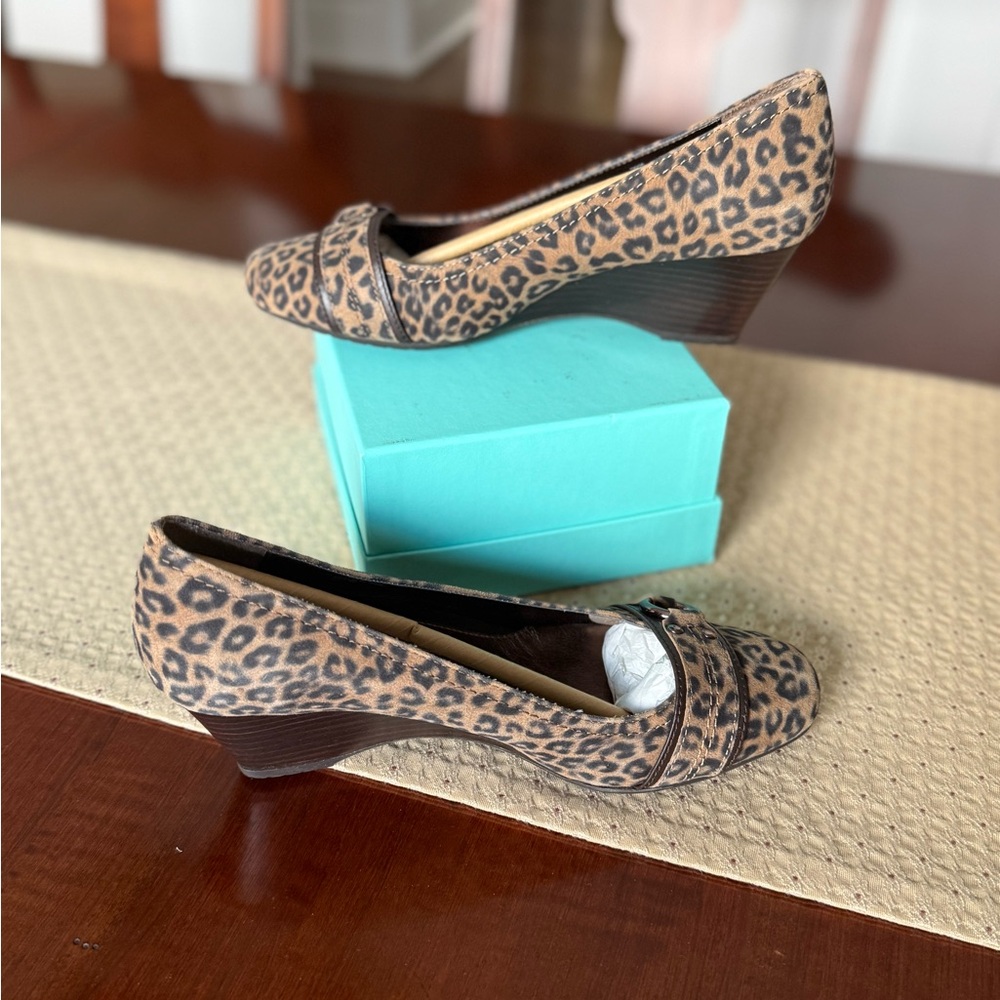Sofft Leopard print wedge heel shoes Sz 7.5 - Picture 4 of 9
